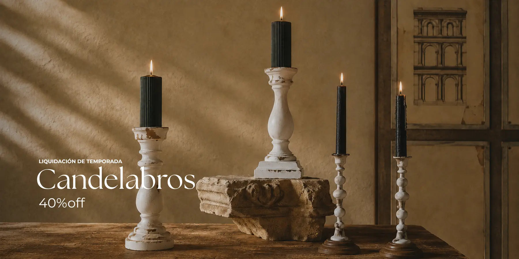 Mesa con candelabros decorativos, rústicos con velas cirio y velas negras de candelabro.