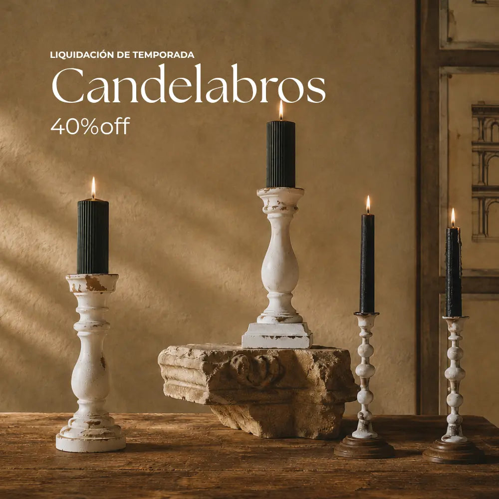 Mesa con candelabros decorativos, rústicos con velas cirio y velas negras de candelabro.
